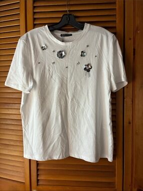 Zara White Short Sleeve Tee with Silver Sequin Flowers length 23”pit to pit 20”